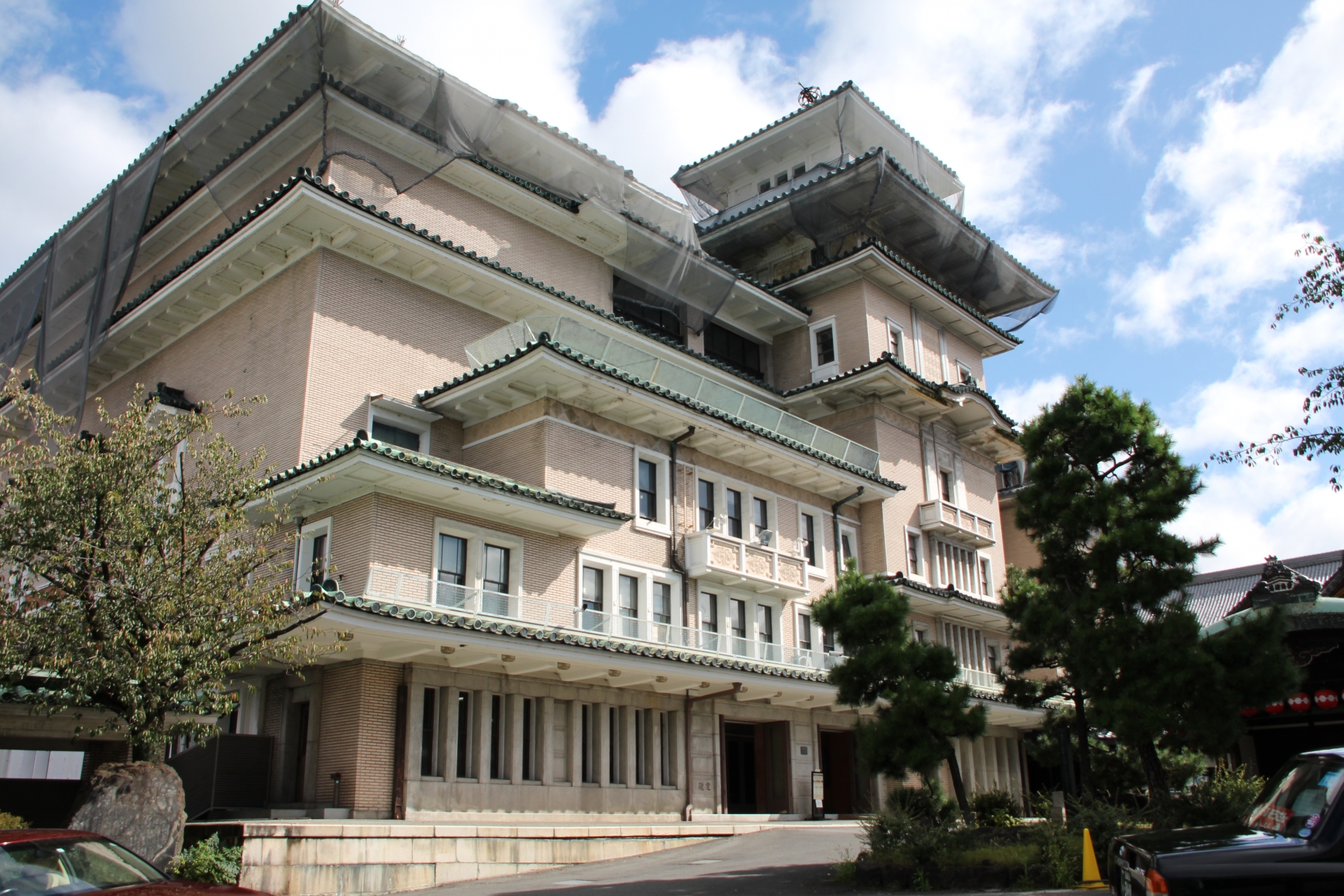 帝国ホテル京都・弥栄会館(祇園)の屋根についての写真(京都府南丹市)